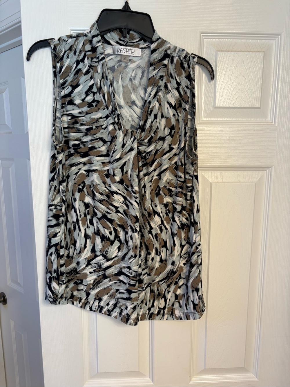 Kasper Sleeveless V-Neck Brushstroke Print Top in Black, White & Brown